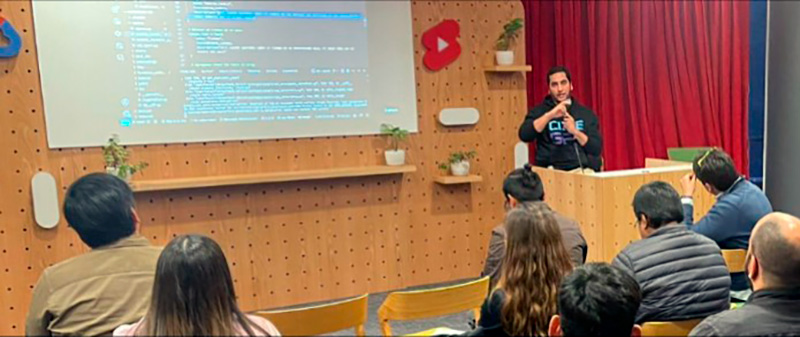 Daniel Ávila presentando sobre CodeGPT
